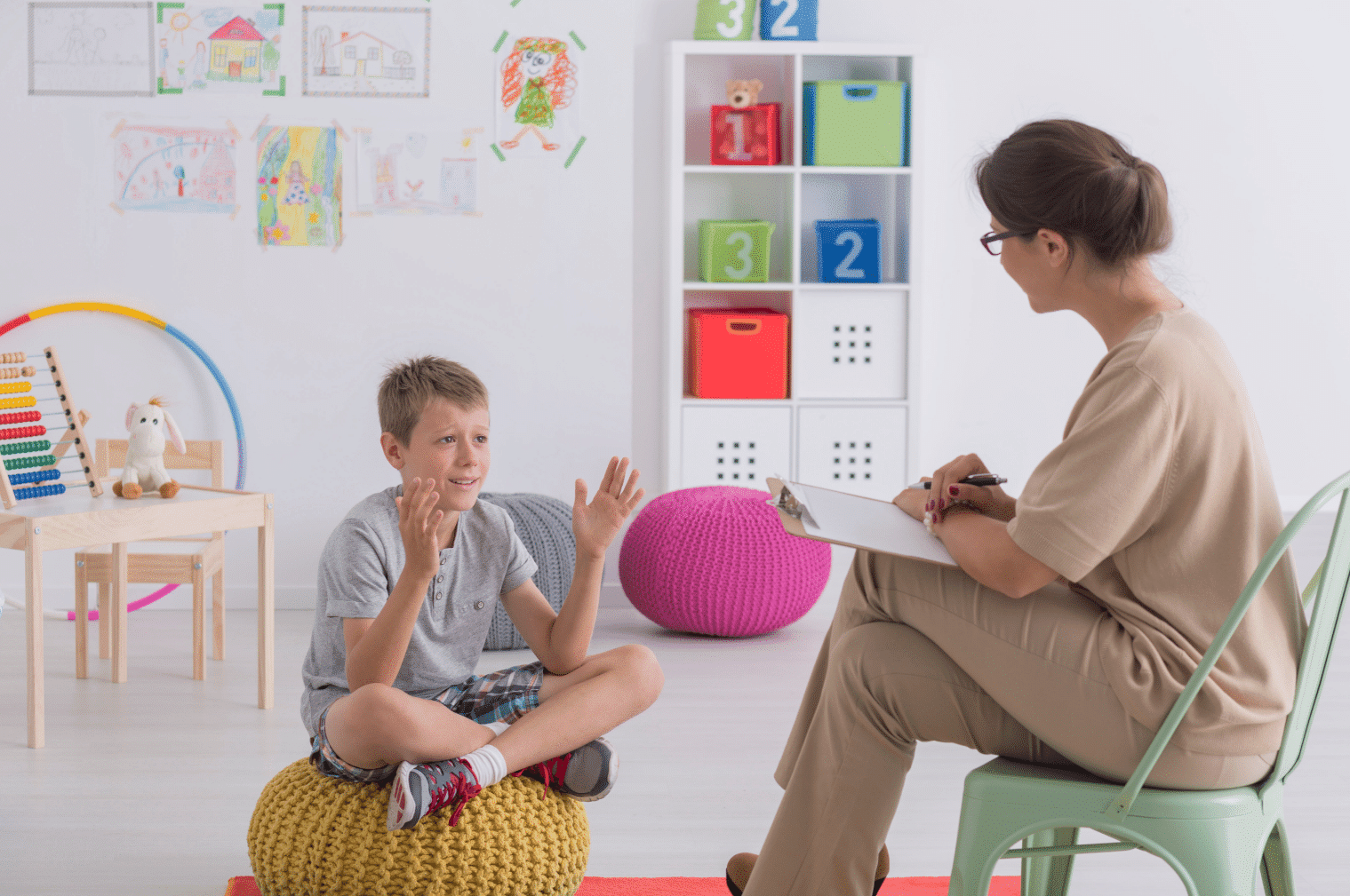 boy clapping with therapist